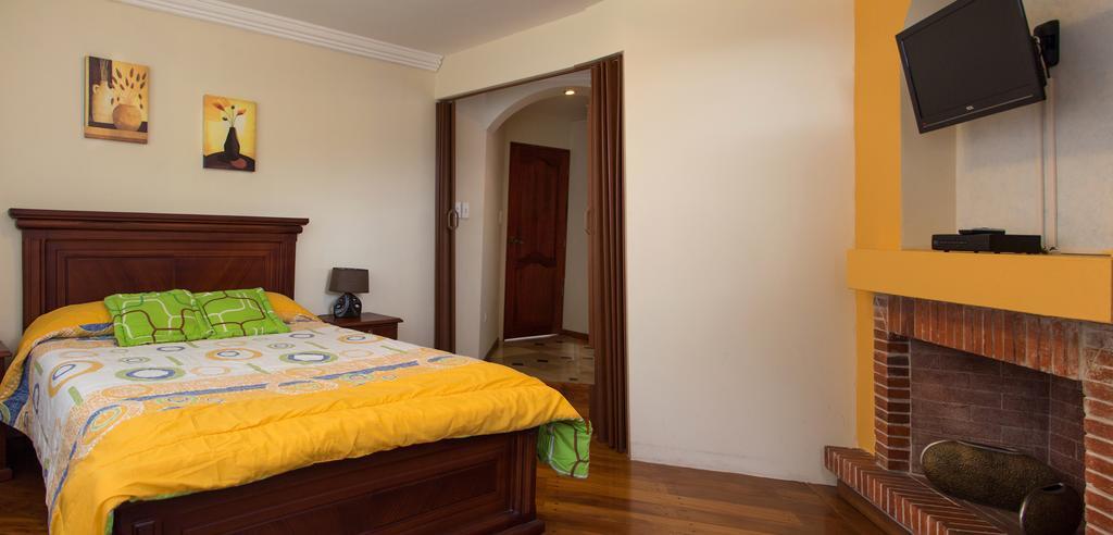 Altura Rooms & Suites Quito Room photo